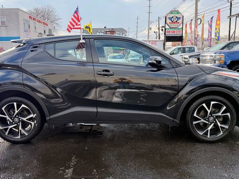 Used 2022 Toyota C-HR XLE image 10