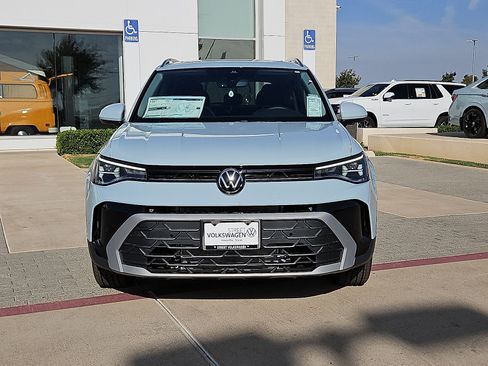 New 2027 Volkswagen Taos SE FWD image 3