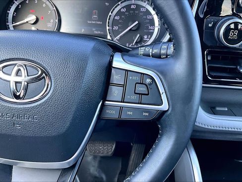 Used 2022 Toyota Highlander XLE image 25