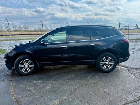 Used 2017 Chevrolet Traverse LT image 2