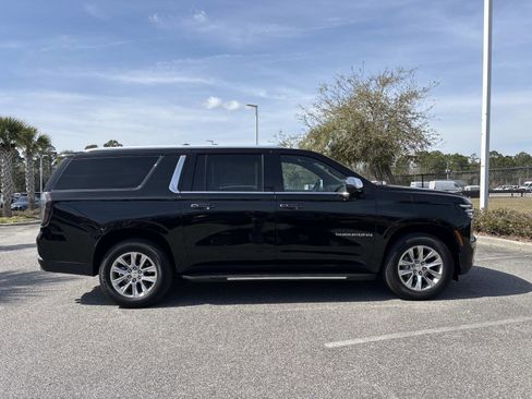 Used 2025 Chevrolet Suburban Premier image 3