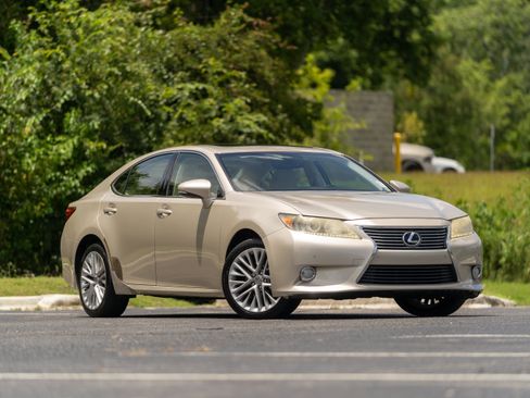 Used 2013 Lexus ES 350 w/ Luxury Pkg FWD image 2