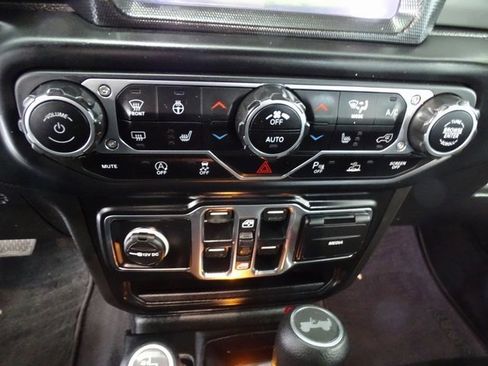 Certified 2022 Jeep Wrangler Unlimited Sahara w/ Cold Weather Group image 11