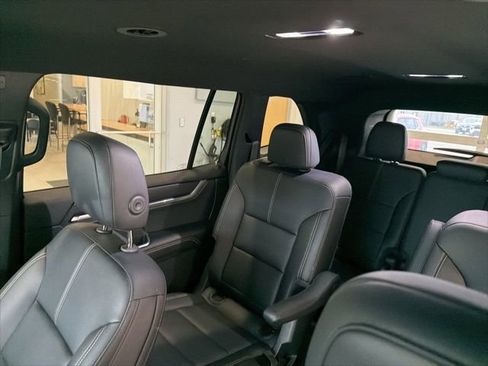 Used 2025 GMC Acadia Elevation w/ Elevation Premium Package AWD/4WD image 19