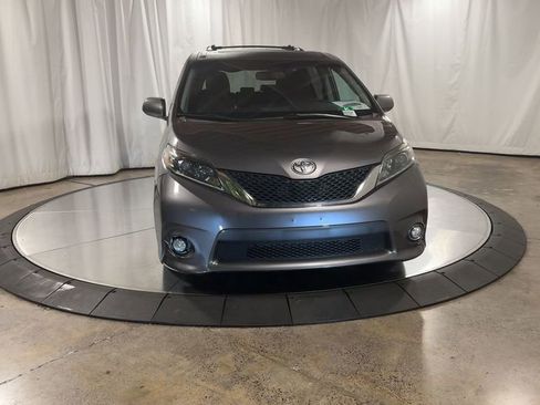 Used 2016 Toyota Sienna SE Premium image 5