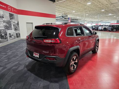 Used 2017 Jeep Cherokee Trailhawk image 3