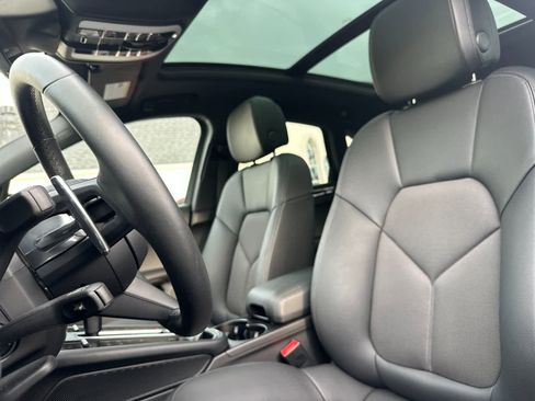 Certified 2025 Porsche Macan AWD/4WD image 5