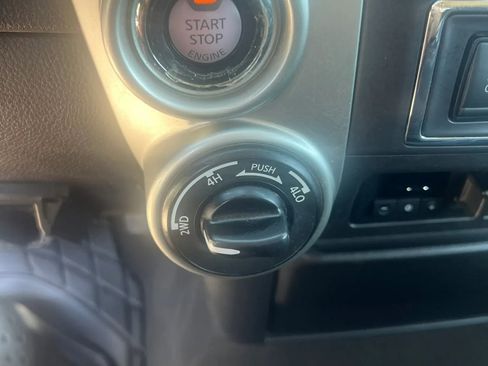 Used 2019 Nissan Titan SV AWD/4WD image 19