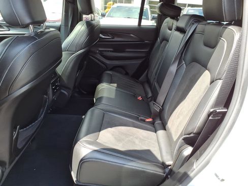 Certified 2023 Jeep Grand Cherokee Altitude image 10