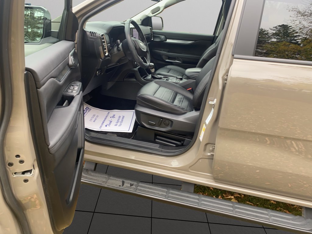 Used 2025 Ford Ranger Lariat w/ Black Appearance Package AWD/4WD image 39