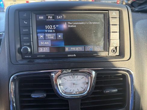 Used 2014 Chrysler Town & Country Touring image 27