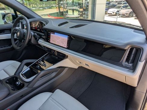 Certified 2025 Porsche Cayenne image 25