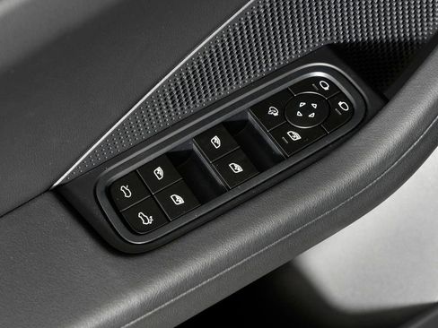 New 2026 Porsche Macan 4 Electric image 16