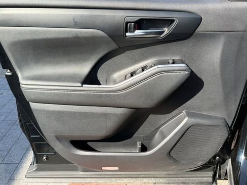 Used 2023 Toyota Highlander XLE AWD/4WD image 9