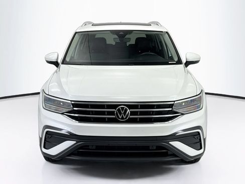 Used 2023 Volkswagen Tiguan SE w/ Panoramic Sunroof Package FWD image 2