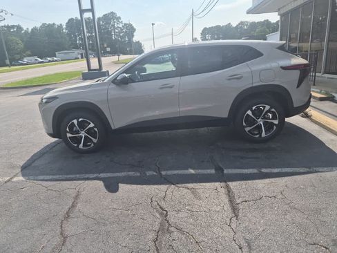 New 2026 Chevrolet Trax RS w/ Sunroof Package FWD image 4