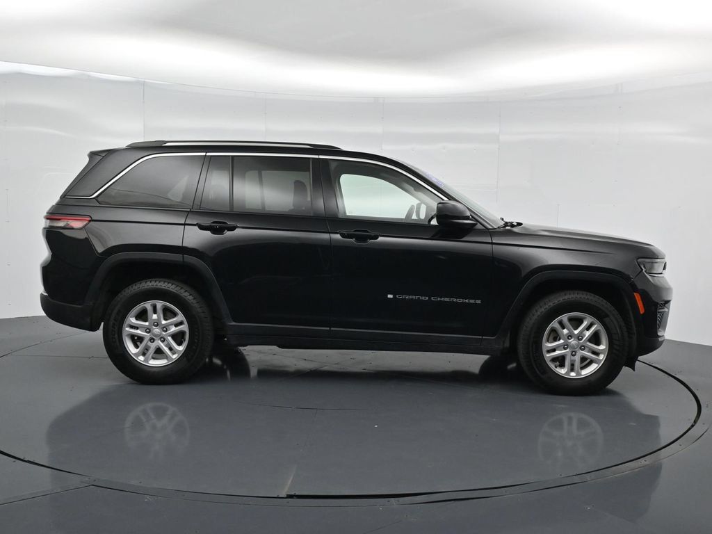 Used 2023 Jeep Grand Cherokee Laredo RWD image 8