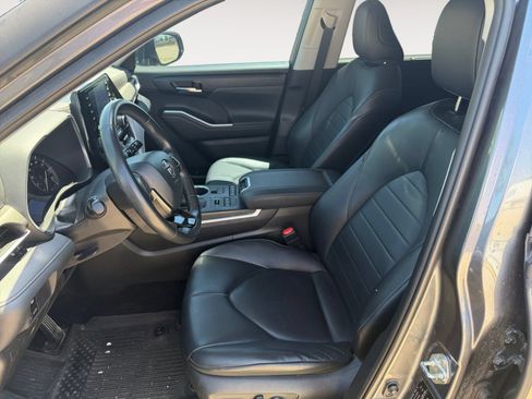 Used 2020 Toyota Highlander XLE AWD/4WD image 9