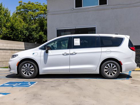 Used 2024 Chrysler Pacifica Limited FWD image 9