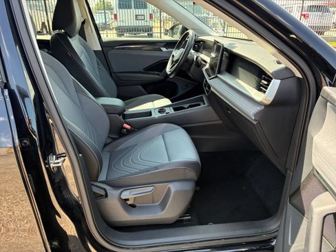 Used 2026 Volkswagen Tiguan SE AWD/4WD image 33