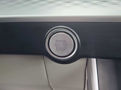 Used 2023 Kia Carnival LX image 20