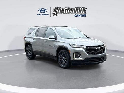 Used 2023 Chevrolet Traverse RS image 2