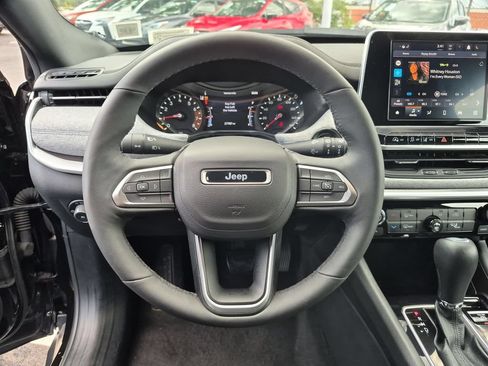 Used 2025 Jeep Compass Latitude AWD/4WD image 22