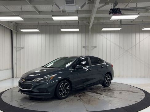 Used 2018 Chevrolet Cruze LT FWD image 4