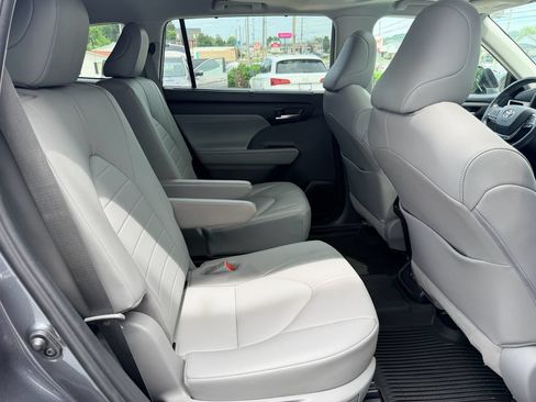Used 2020 Toyota Highlander XLE FWD image 17
