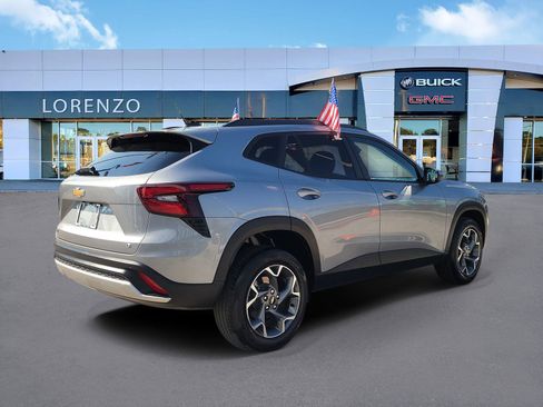 Used 2025 Chevrolet Trax LT w/ Driver Confidence Package image 5