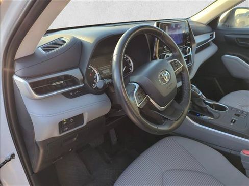 Certified 2025 Toyota Highlander LE FWD image 14