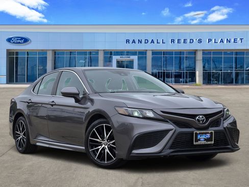 Used 2021 Toyota Camry SE FWD image 1