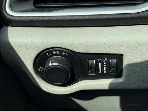 Used 2017 Chrysler Pacifica LX FWD image 21