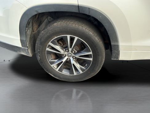 Used 2017 Toyota Highlander LE FWD image 35