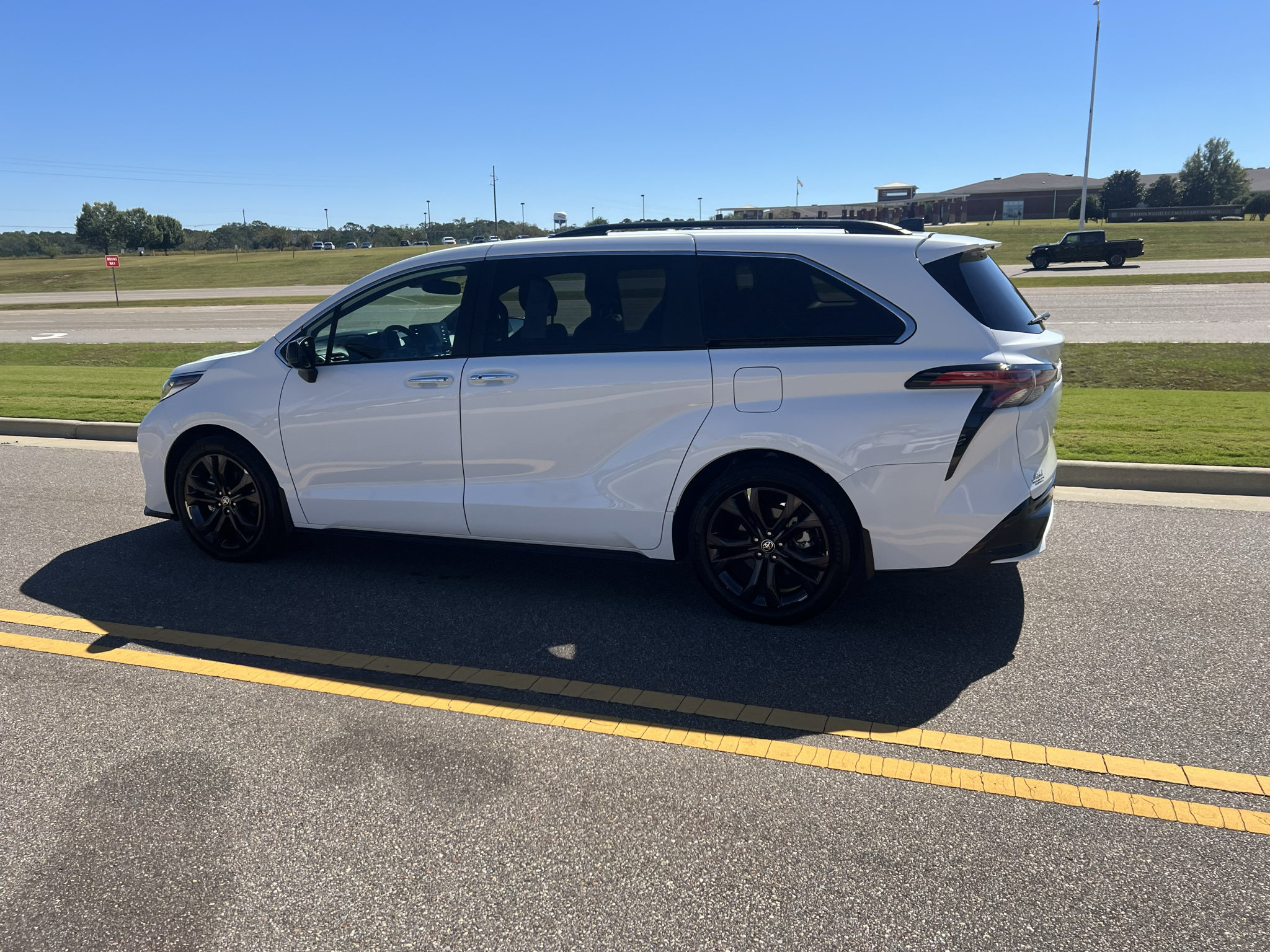 Used 2024 Toyota Sienna XSE w/ XSE Plus Package FWD image 9