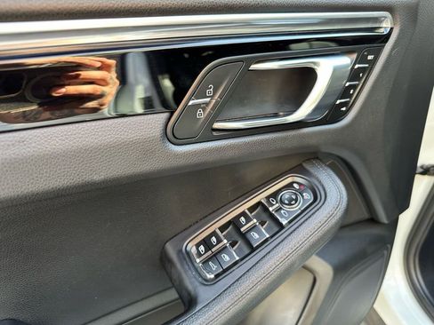 Used 2020 Porsche Macan w/ Driver Memory Package image 34