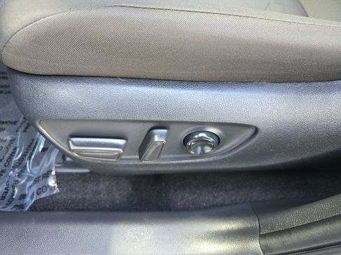 Used 2025 Toyota RAV4 XLE AWD/4WD image 17
