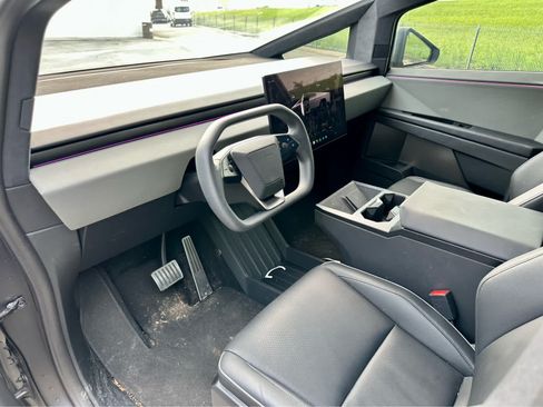 Used 2024 Tesla Cybertruck AWD Crew Cab image 10