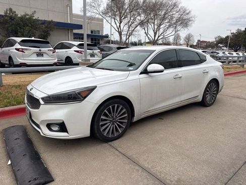 Used 2018 Kia Cadenza Premium image 2