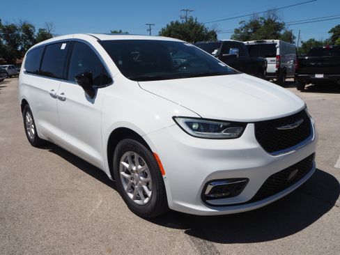 New 2025 Chrysler Pacifica Select w/ Uconnect Theater Family Group image 4