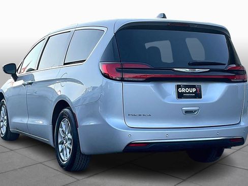 Used 2024 Chrysler Pacifica Touring-L image 12
