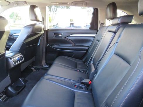 Used 2019 Toyota Highlander XLE image 18