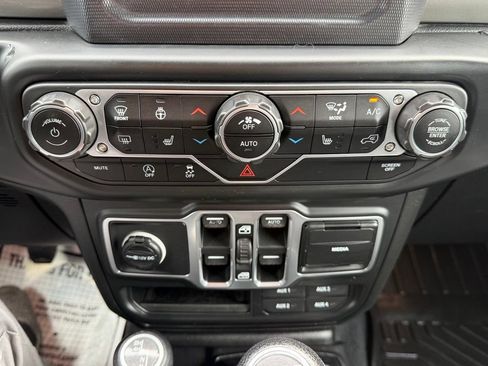 Used 2018 Jeep Wrangler Unlimited Sahara AWD/4WD image 24