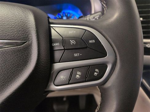 Used 2023 Chrysler Pacifica Touring-L image 20