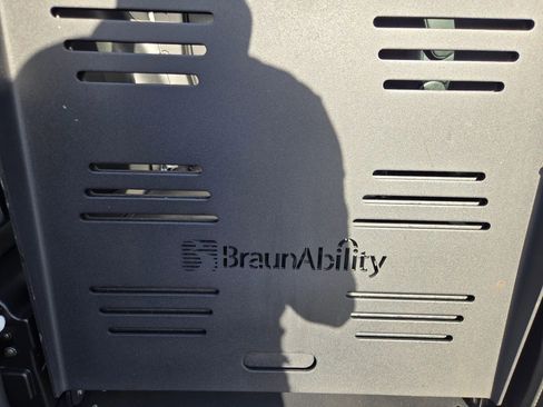 Used 2020 Toyota Sienna SE w/ SE Preferred Package image 17