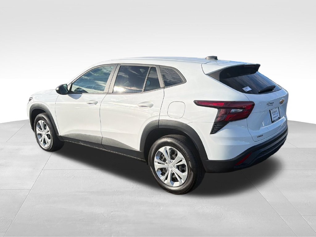 Used 2025 Chevrolet Trax LS FWD image 3
