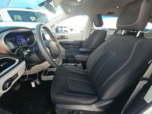 Used 2022 Chrysler Voyager LX image 6