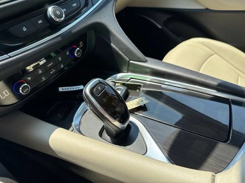 Used 2020 Buick Enclave Essence FWD image 17