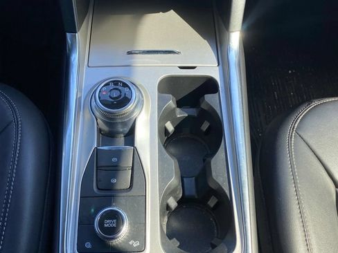 Used 2022 Ford Explorer XLT w/ Equipment Group 202A AWD/4WD image 18