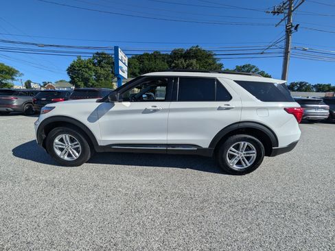 Certified 2022 Ford Explorer XLT w/ Equipment Group 202A AWD/4WD image 3